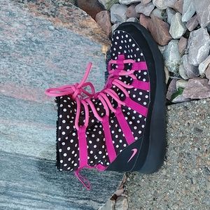 Nike Roshe hi polka dot print black pink fur lined boots kids 3.5
